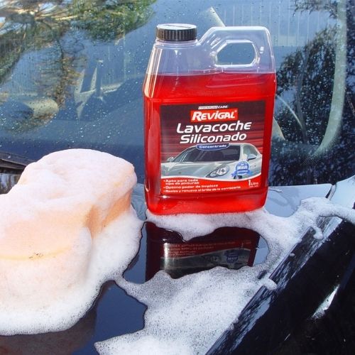 El Lavacoche Siliconado Revigal es la solución perfecta para mantener tu vehículo en un estado impecable y protegido de los rigores del clima y la carretera. Este producto de limpieza automotriz de primera calidad combina una potente acción de limpieza con la capacidad de dejar una capa protectora de silicona sobre la superficie de tu automóvil.